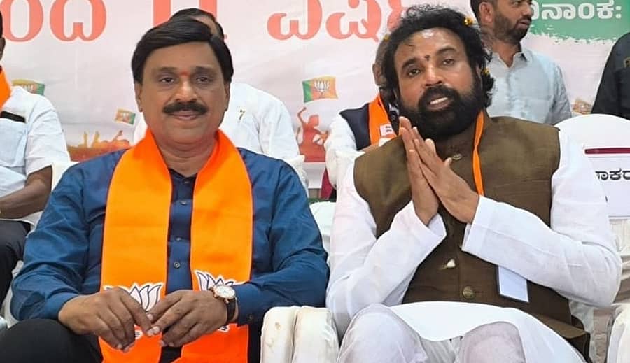 <div class="paragraphs"><p>ಬಿಜೆಪಿ ಶಾಸಕ ಜನಾರ್ದನ ರೆಡ್ಡಿ ಮತ್ತು ಮಾಜಿ ಸಚಿವ ಬಿ. ಶ್ರೀರಾಮುಲು</p></div>
