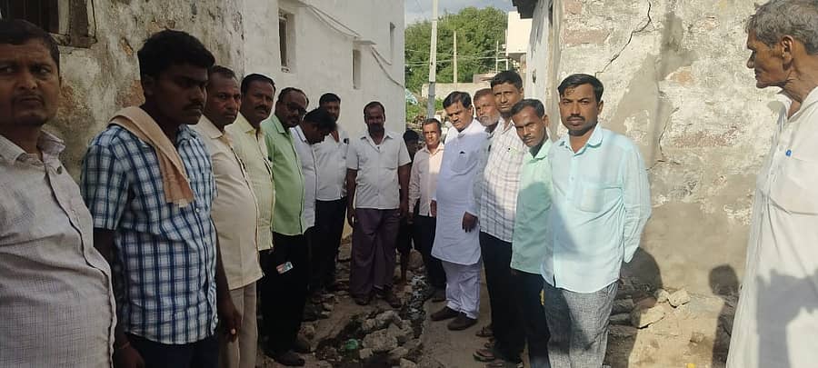 ನಾಲತವಾಡದ ವಿವಿಧ ವಾರ್ಡ್‌ಗಳಿಗೆ ಮಾಜಿ ಶಾಸಕ ನಡಹಳ್ಳಿ ಭೇಟಿ ನೀಡಿದರು