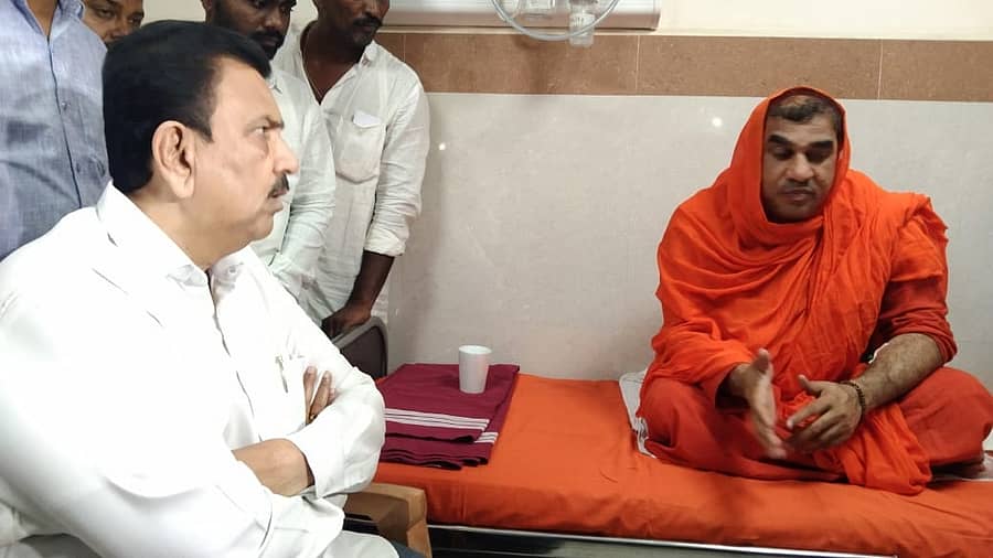 ಬಾಗಲಕೋಟೆಯ ಕೆರೂಡಿ ಆಸ್ಪತ್ರೆಯಲ್ಲಿ ಭಾನುವಾರ ಕೂಡಲಸಂಗಮದ ಬಸವಜಯ ಮೃತ್ಯುಂಜಯ ಸ್ವಾಮೀಜಿಯನ್ನು ಶಾಸಕ ಸಿ.ಸಿ. ಪಾಟೀಲ ಭೇಟಿ ಮಾಡಿ ಆರೋಗ್ಯ ವಿಚಾರಿಸಿದರು