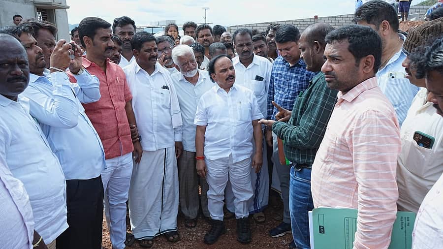 ಹಿರಿಯೂರು ತಾಲ್ಲೂಕಿನ ವಾಣಿವಿಲಾಸ ಅಣೆಕಟ್ಟೆ ಹಿನ್ನೀರಿನಿಂದ ಬಹು ಗ್ರಾಮ ಕುಡಿಯುವ ನೀರು ಸರಬರಾಜು ಯೋಜನೆಯಡಿ 128 ಹಳ್ಳಿಗಳಿಗೆ ಶುದ್ಧ ಕುಡಿಯುವ ನೀರು ಪೂರೈಸುವ ಜಲ ಶುದ್ಧೀಕರಣ ಘಟಕ ಹಾಗೂ ಜಾಕ್ ವೆಲ್ ಪಾಯಿಂಟ್ ಕಾಮಗಾರಿ ಪ್ರಗತಿಯನ್ನು ಭಾನುವಾರ ಜಿಲ್ಲಾ ಉಸ್ತುವಾರಿ ಸಚಿವ ಡಿ. ಸುಧಾಕರ್ ಪರಿಶೀಲನೆ ನಡೆಸಿದರು.