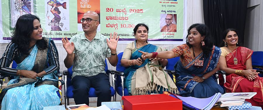 ಕಾರ್ಯಕ್ರಮದಲ್ಲಿ (ಎಡದಿಂದ) ದೀಪಾ ಹಿರೇಗುತ್ತಿ, ವಸುಧೇಂದ್ರ, ಎಂ.ಎಸ್. ಆಶಾದೇವಿ, ಕುಸುಮಾ ಆಯರಹಳ್ಳಿ ಹಾಗೂ ಶಾಂತಿ ಕೆ. ಅಪ್ಪಣ್ಣ ಉಪಸ್ಥಿತರಿದ್ದರು
ಪ್ರಜಾವಾಣಿ ಚಿತ್ರ 