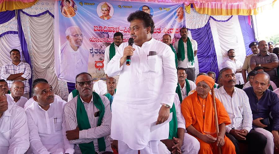 ತಾಳಿಕೋಟೆ ತಾಲ್ಲೂಕಿನ ಕೊಡಗಾನೂರ ಬಳಿ ರೈತರು ನಡೆಸುತ್ತಿದ್ದ ಅನಿರ್ದಿಷ್ಟಾವಧಿ ಧರಣಿ ಸ್ಥಳಕ್ಕೆ ಜಿಲ್ಲಾ ಉಸ್ತುವಾರಿ ಸಚಿವ ಎಂ.ಬಿ.‌ಪಾಟೀಲ ಭಾನುವಾರ ಭೇಟಿ ನೀಡಿ, ಮಾತನಾಡಿದರು 