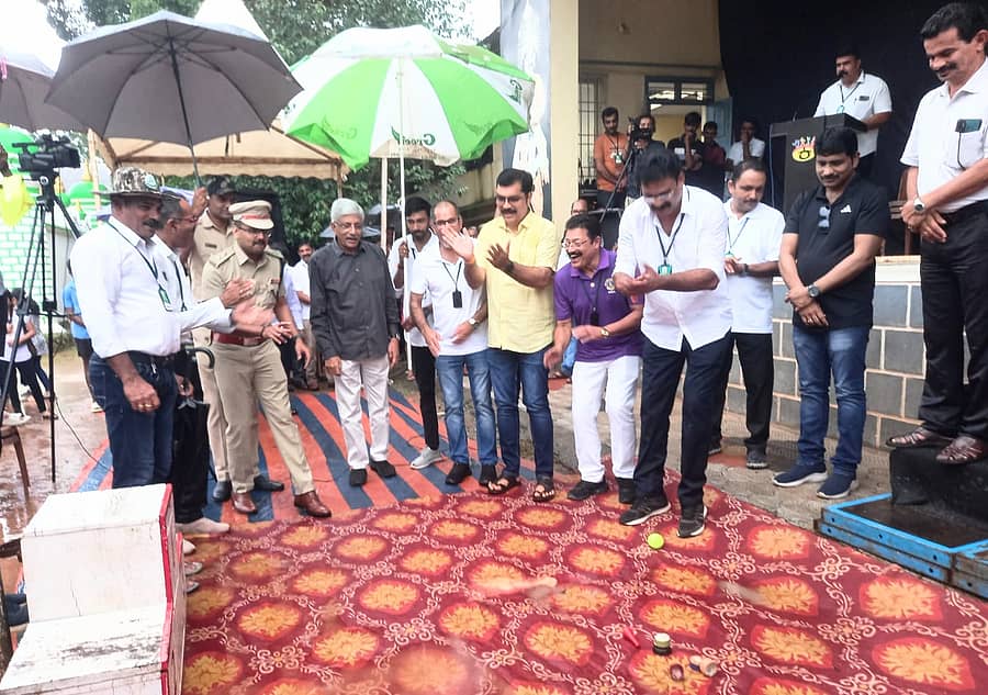 ಕುಂದಾಪುರದ ಬೋರ್ಡ್ ಹೈಸ್ಕೂಲ್ ಮೈದಾನದಲ್ಲಿ ಭಾನುವಾರ ಗ್ರಾಮೀಣ ಕ್ರೀಡಾಕೂಟ ‘ಲಗೋರಿ’ ಉದ್ಘಾಟಿಸಲಾಯಿತು