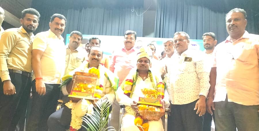 ಮಳವಳ್ಳಿ ಡಾ.ಬಿ.ಆರ್ ಅಂಬೇಡ್ಕರ್ ಭವನದಲ್ಲಿ ಭಾನುವಾರ ತಾಲ್ಲೂಕು ಹಾಲು ಉತ್ಪಾದಕರ ಸಹಕಾರ ಸಂಘಗಳ ನೌಕರರ ಕ್ಷೇಮಾಭಿವೃದ್ಧಿ ಸಂಘದ ವತಿಯಿಂದ ಆಯೋಜಿಸಿದ ಕಾರ್ಯಕ್ರಮದಲ್ಲಿ ನೂತನ ನಿರ್ದೇಶಕರಾದ ಆರ್.ಎನ್.ವಿಶ್ವಾಸ್ ಮತ್ತು ಡಿ.ಕೃಷ್ಣೇಗೌಡ ಅವರನ್ನು ಅಭಿನಂದಿಸಲಾಯಿತು