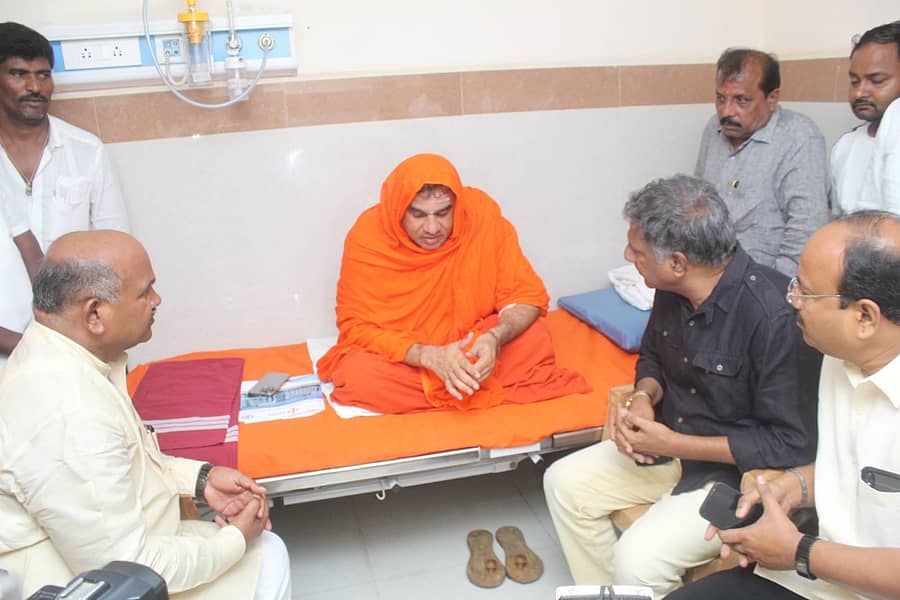 ಬಾಗಲಕೋಟೆ ಕೆರೂಡಿ ಆಸ್ಪತ್ರೆಯಲ್ಲಿ ಭಾನುವಾರ ಕೂಡಲಸಂಗಮದ ಬಸವಜಯ ಮೃತ್ಯುಂಜಯ ಆರೋಗ್ಯವನ್ನು ವಿಧಾನಸಭೆ ವಿರೋಧ ಪಕ್ಷದ ಉಪನಾಯಕ ಅರವಿಂದ ಬೆಲ್ಲದ ವಿಚಾರಿಸಿದರು