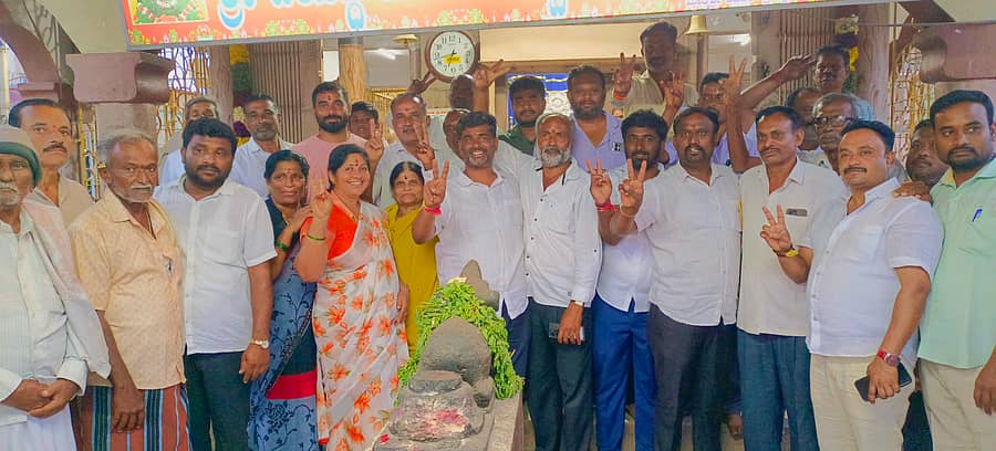 ಮಾಗಡಿ ಪಟ್ಟಣದ ಕಲ್ಯಾಗೇಟ್ ವಿನಾಯಕ ಸ್ವಾಮಿ ದೇವಸ್ಥಾನದ ಬಳಿ ಬೆಳಗುಂಬ ಸಹಕಾರಿ ಸಂಘದ ಜೆಡಿಎಸ್ ಬೆಂಬಲಿತ ನೂತನ ನಿರ್ದೇಶಕರು ಸಂಭ್ರಮಿಸಿದರು