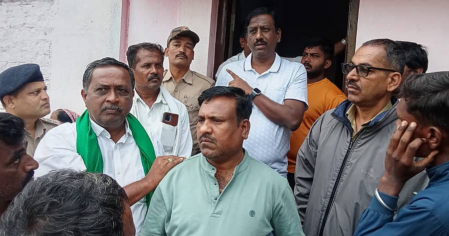 ಬ್ಯಾಡಗಿ ತಾಲ್ಲೂಕಿನ ಮೋಟೆಬೆನ್ನೂರು ಗ್ರಾಮದಲ್ಲಿ ಯೂರಿಯಾ ಗೊಬ್ಬರಕ್ಕೆ ಮುಗಿ ಬಿದ್ದಿದ್ದ ರೈತರನ್ನು ಸಮಾಧಾನ ಪಡಿಸಿ ಸರತಿಯಲ್ಲಿ ನಿಲ್ಲುವಂತೆ ಜಿಲ್ಲಾಧಿಕಾರಿ ವಿಜಯಮಹಾಂತೇಶ ದಾನಮ್ಮನವರ ಮನವಿ ಮಾಡಿದರು