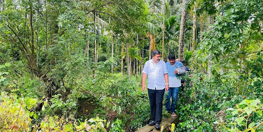 ಆಲೂರು ತಾಲ್ಲೂಕು ಚಿಕ್ಕಕಣಗಾಲು ಗ್ರಾಮದ ಬಳಿ ಹಾದು ಹೋಗಿರುವ ವಾಟೆಹೊಳೆ ಬಲದಂಡೆ ನಾಲೆಯನ್ನು ಶಾಸಕ ಸಿಮೆಂಟ್ ಮಂಜು ವೀಕ್ಷಿಸಿದರು. ಅಜಿತ್ ಮತ್ತು ಇದ್ದಾರೆ  