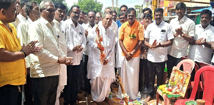 ಶಾಸಕ ಎಚ್.ವೈ.ಮೇಟಿ ಭಾನುವಾರ ಅಚನೂರ ಕ್ರಾಸ್-ಆಲಮಟ್ಟಿ ಡ್ಯಾಮ್ ರಸ್ತೆ ಅಭಿವೃದ್ಧಿ ಕಾಮಗಾರಿಗೆ ಭೂಮಿ ಪೂಜೆ ನೆರವೇರಿಸಿದರು.