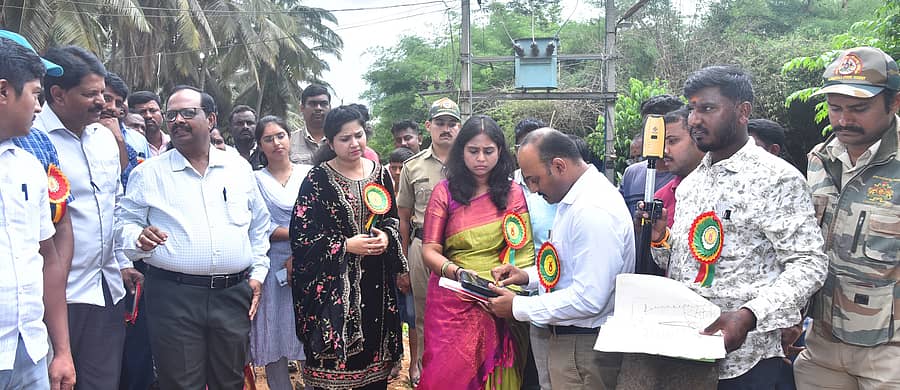 ತುಮಕೂರು ತಾಲ್ಲೂಕಿನ ಬಳ್ಳಾಪುರದಲ್ಲಿ ಭಾನುವಾರ ರೋವರ್‌ ಉಪಕರಣಕ್ಕೆ ಚಾಲನೆ ನೀಡಲಾಯಿತು. ಜಿಲ್ಲಾಧಿಕಾರಿ ಶುಭ ಕಲ್ಯಾಣ್‌, ಹೆಚ್ಚುವರಿ ಜಿಲ್ಲಾಧಿಕಾರಿ ಎನ್.ತಿಪ್ಪೇಸ್ವಾಮಿ, ಉಪವಿಭಾಗಾಧಿಕಾರಿ ನಾಹಿದಾ ಜಮ್‌ ಜಮ್‌, ಭೂ ದಾಖಲೆಗಳ ಇಲಾಖೆ ಉಪನಿರ್ದೇಶಕ ನಿರಂಜನ್‌ ಮೊದಲಾದವರು ಪಾಲ್ಗೊಂಡಿದ್ದರು