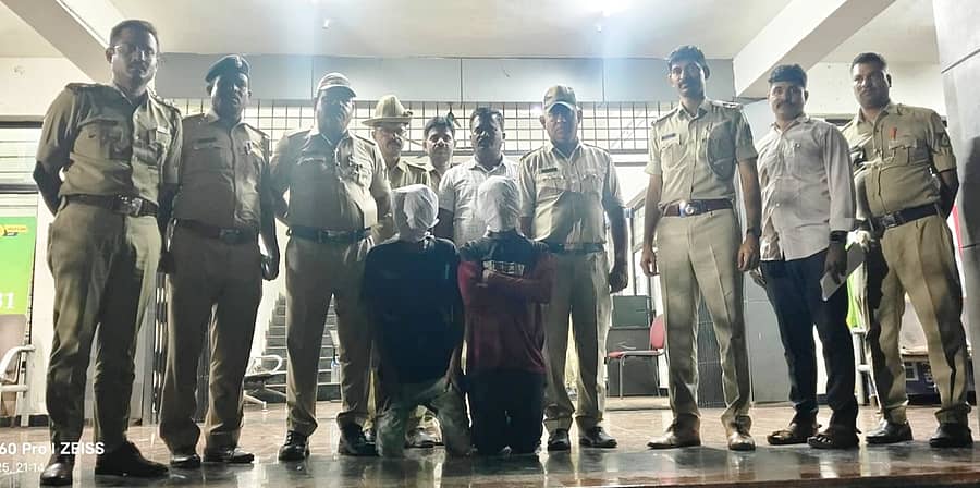 ಸಂಡೂರು ತಾಲ್ಲೂಕಿನ ಬನ್ನಿಹಟ್ಟಿ ಗ್ರಾಮದ ಮಹಿಳೆಯ ಚಿನ್ನದ ಸರ ಕದಿದ್ದ ಕಳ್ಳರನ್ನು ಸೆರೆ ಹಿಡಿದ ತೋರಣಗಲ್ಲು ಪೊಲೀಸ್ ಠಾಣೆಯ ಅಧಿಕಾರಿ, ಸಿಬ್ಬಂದಿಗಳು 