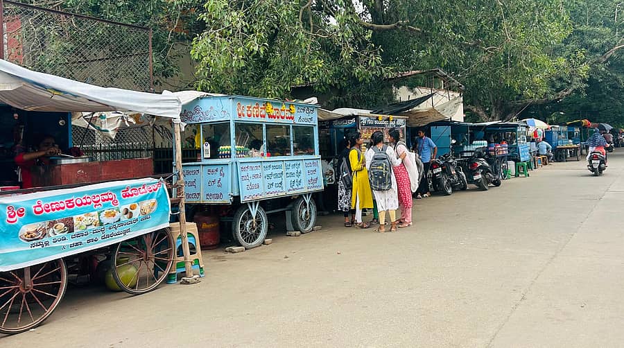 ಚಿತ್ರದುರ್ಗದ ಜಿಲ್ಲಾ ಆಸ್ಪತ್ರೆ ಮುಂಭಾಗದಲ್ಲಿರುವ ಗೂಡಂಗಡಿಗಳು