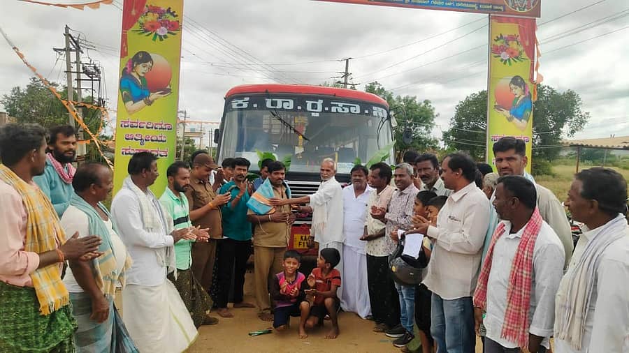 ಹುಳಿಯಾರು ಹೋಬಳಿ ದಸೂಡಿ ಗ್ರಾಮೀಣ ಭಾಗಗಳಿಗೆ ಸರ್ಕಾರಿ ಬಸ್‌ ಸೇವೆ ಆರಂಭಗೊಂಡ ಹಿನ್ನೆಲೆಯಲ್ಲಿ ಗ್ರಾಮಸ್ಥರು ವಾಹನಗಳಿಗೆ ಭಾನುವಾರ ಪೂಜೆ ಸಲ್ಲಿಸಿ ಸಂಭ್ರಮಿಸಿದರು