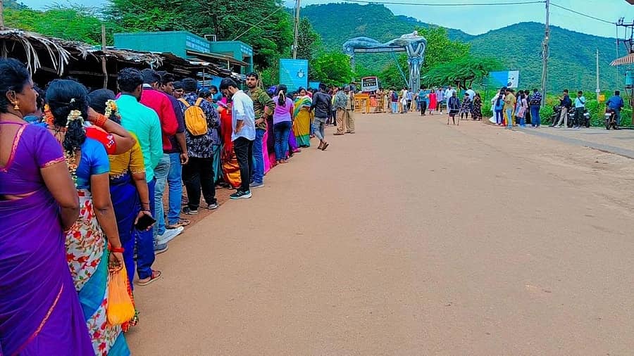 ಗುಂಡ್ಲುಪೇಟೆ ತಾಲೂಕಿನ ಹಿಮವದ್ ಗೋಪಾಲಸ್ವಾಮಿ ಬೆಟ್ಟದ ತಪಲಿನಲ್ಲಿ ಟಿಕೆಟ್ ಖರೀದಿಗೆ ಸರತಿ ಸಾಲಿನಲ್ಲಿ ನಿಂತ ಪ್ರವಾಸಿಗರು.