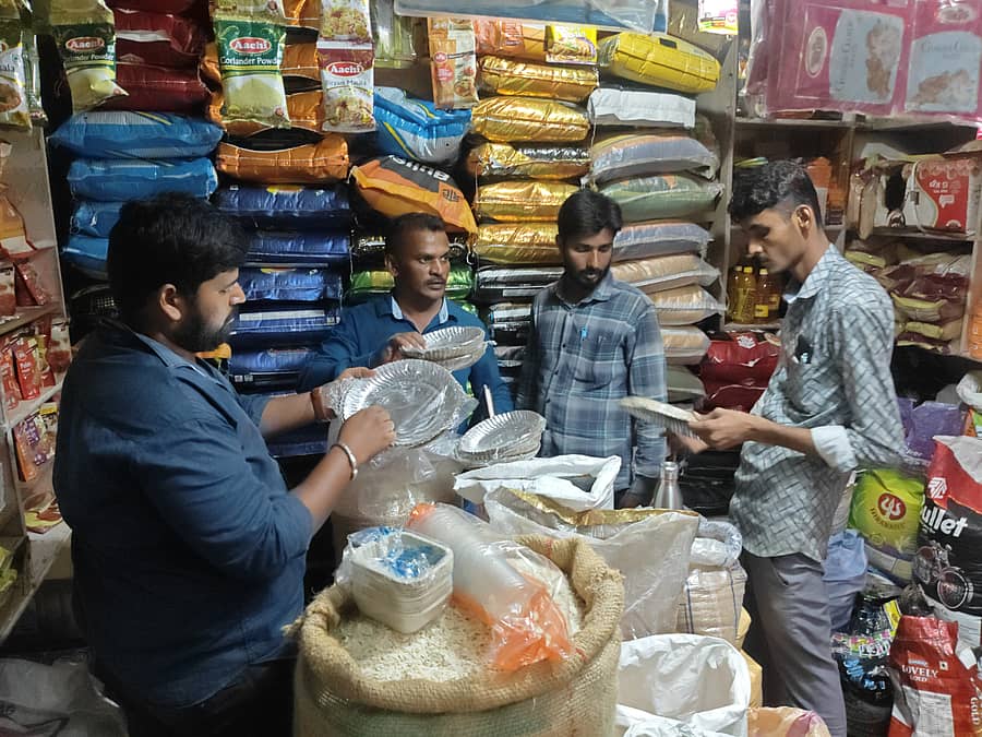 ಚಾಮರಾಜನಗರ ನಗರಸಭೆಯ ಪರಿಸರ ಮತ್ತು ಆರೋಗ್ಯ ಇಲಾಖೆ ಅಧಿಕಾರಿಗಳು ನಗರದದಲ್ಲಿ ವ್ಯಾಪಾರ ಮಳಿಗೆಗಳ ಮೇಲೆ ದಾಳಿ ನಡೆಸಿ ನಿಷೇಧಿತ ಏಕ ಬಳಕೆ ಪ್ಲಾಸ್ಟಿಕ್‌ ವಶಪಡಿಸಿಕೊಂಡು ಅಂಗಡಿ ಮಾಲೀಕರಿಗೆ ದಂಡ ವಿಧಿಸಿದರು
