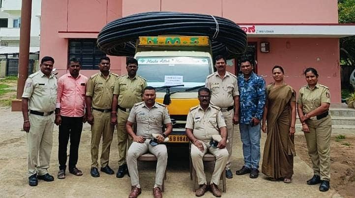 ಕಳವು ಮಾಡಿದ್ದ ಆರೋಪಿಗಳಿಂದ ವಶಪಡಿಸಿಕೊಂಡ ಪೈಪ್‌ ಹಾಗೂ ವಾಹನದ ಜತೆ ಪೊಲೀಸರು