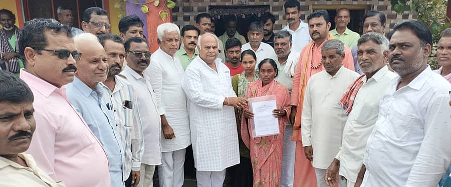 ಬ್ಯಾಡಗಿ ತಾಲ್ಲೂಕಿನ ಗುಡ್ಡದಮಲ್ಲಾಪುರ ಗ್ರಾಮದಲ್ಲಿ ಗೋಡೆ ಕುಸಿದು ಮೃತಪಟ್ಟ ಗದಿಗೆಪ್ಪ ಅವರ ಅವಲಂಬಿತರಿಗೆ ಭಾನುವಾರ ಪರಿಹಾರದ ಆದೇಶ ಪ್ರತಿ ನೀಡಲಾಯಿತು. ಶಾಸಕ ಬಸವರಾಜ ಶಿವಣ್ಣನವರ ಇದ್ದರು.