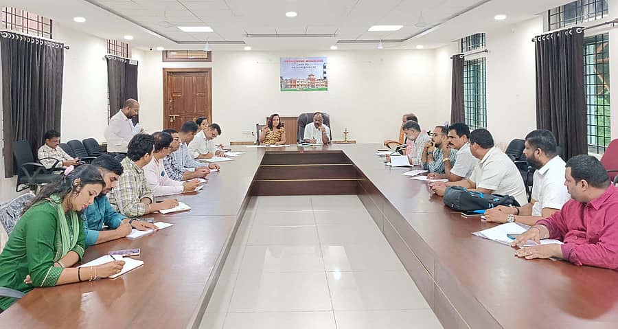 ಕಾಪು ತಾಲ್ಲೂಕಿನ ಕಂದಾಯ ಇಲಾಖೆಗೆ ಸಂಬಂಧಿಸಿದ ವಿವಿಧ ಸಮಸ್ಯೆಗಳ ಬಗ್ಗೆ ಶಾಸಕ ಗುರ್ಮೆ ಸುರೇಶ್ ಶೆಟ್ಟಿ ಅವರು ಇಲಾಖಾಧಿಕಾರಿಗಳೊಂದಿಗೆ ಶನಿವಾರ ಕಾಪು ತಹಶೀಲ್ದಾರ್ ಕಚೇರಿಯಲ್ಲಿ ಸಭೆ ನಡೆಸಿದರು