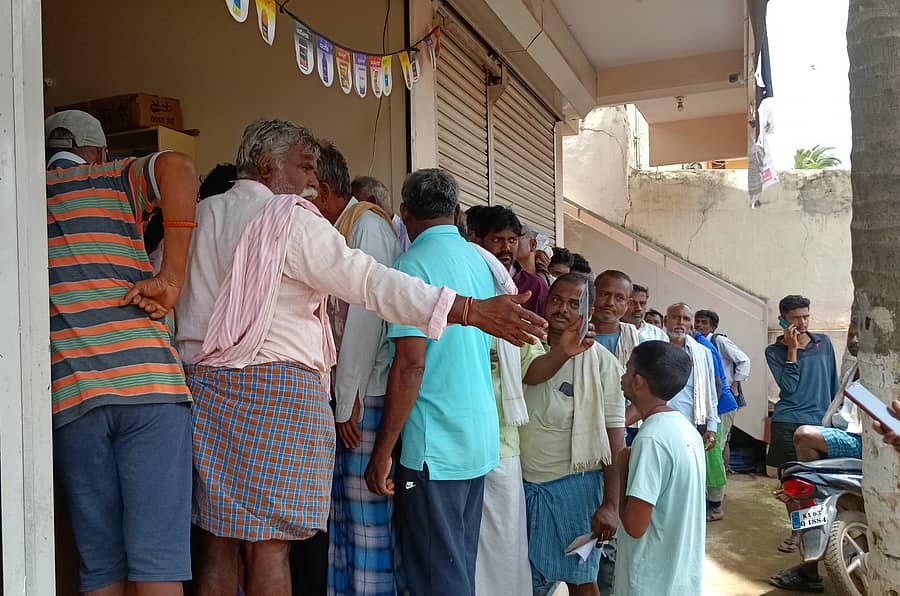 ಕುಂದಗೋಳ ಪಟ್ಟಣದ ಡಿ.ಪಿ.ಪಿ ಸೂಸೈಟಿಯಲ್ಲಿ ಯೂರಿಯಾ ಗೊಬ್ಬರಕ್ಕಾಗಿ ಸರದಿಯಲ್ಲಿ ಕಾಯುತ್ತಿದ್ದ ರೈತರು