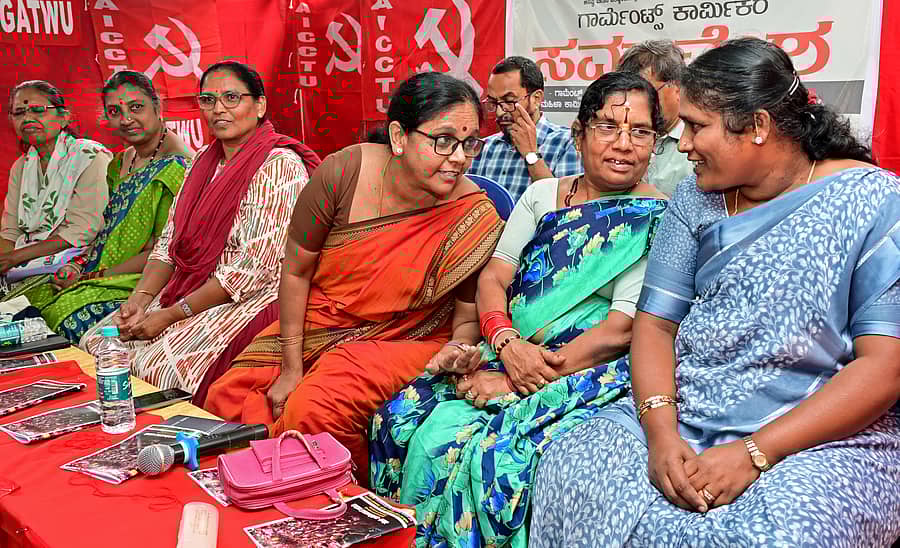 ನಗರದಲ್ಲಿ ಭಾನುವಾರ ನಡೆದ ಗಾರ್ಮೆಂಟ್ಸ್ ಕಾರ್ಮಿಕರ ಸಮಾವೇಶದಲ್ಲಿ ಆರ್. ಪ್ರತಿಭಾ ಅವರು ಕಾರ್ಮಿಕ ಮುಖಂಡರಾದ ಚಿಕ್ಕಮ್ಮ, ರೇಣುಕಮ್ಮ ಅವರೊಂದಿಗೆ ಕುಶುಲೋಪರಿಯಲ್ಲಿ ತೊಡಗಿದ್ದರು. ದು. ಸರಸ್ವತಿ, ಎಐಸಿಸಿಟಿಯುನ ರಾಜ್ಯ ಉಪಾಧ್ಯಕ್ಷೆ ನಿರ್ಮಲಾ, ಉಪಸ್ಥಿತರಿದ್ದರು
ಪ್ರಜಾವಾಣಿ ಚಿತ್ರ