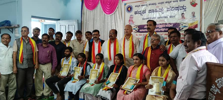 ಮುಂಡಗೋಡದಲ್ಲಿ ನಡೆದ ಕಾರ್ಯಕ್ರಮದಲ್ಲಿ ಎಸ್ಎಸ್ಎಲ್‌ಸಿ ಪರೀಕ್ಷೆಯಲ್ಲಿ ಪೂರ್ಣಾಂಕ ಪಡೆದ ವಿದ್ಯಾರ್ಥಿಗಳನ್ನು  ಅಭಿನಂದಿಸಲಾಯಿತು