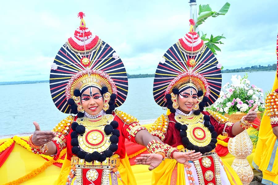 ಮೈಸೂರು ಜಿಲ್ಲೆ ಎಚ್.ಡಿ.ಕೋಟೆ ತಾಲ್ಲೂಕಿನ ಬೀಚನಹಳ್ಳಿಯಲ್ಲಿರುವ ಕಬಿನಿ ಜಲಾಶಯದಲ್ಲಿ ಭಾನುವಾರ ನಡೆದ ಬಾಗಿನ ಸಮರ್ಪಣೆಯಲ್ಲಿ ಯಕ್ಷಗಾನ ಕಲಾವಿದರ ನೃತ್ಯ