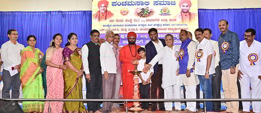 ದಾವಣಗೆರೆಯ ಶಿವಪಾರ್ವತಿ ಕಲ್ಯಾಣ ಮಂಟಪದಲ್ಲಿ ವೀರಶೈವ ಲಿಂಗಾಯತ ಪಂಚಮಸಾಲಿ ಸಮಾಜದ ವತಿಯಿಂದ ಭಾನುವಾರ ಆಯೋಜಿಸಿದ್ದ ಪ್ರತಿಭಾ ಪುರಸ್ಕಾರ ಹಾಗೂ ಸನ್ಮಾನ ಸಮಾರಂಭವನ್ನು ಹರಿಹರ ಪಂಚಮಸಾಲಿ ಪೀಠದ ವಚನಾನಂದ ಸ್ವಾಮೀಜಿ ಉದ್ಘಾಟಿಸಿದರು –ಪ್ರಜಾವಾಣಿ ಚಿತ್ರ