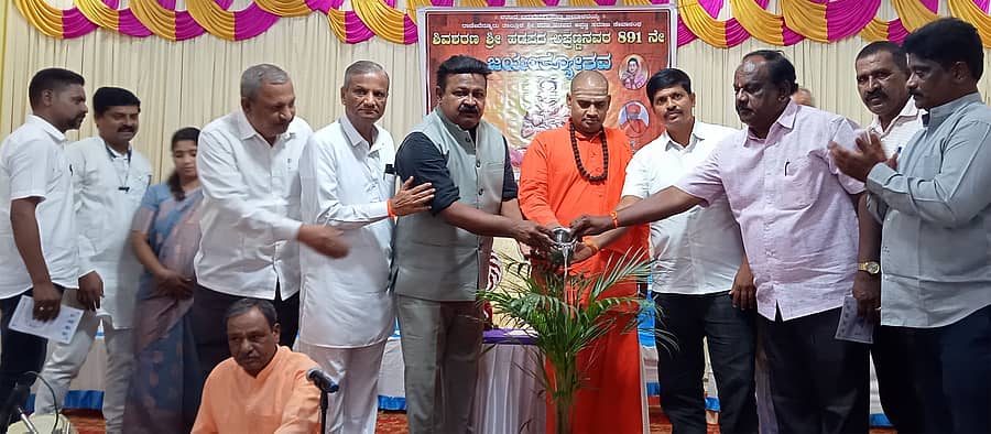 <div class="paragraphs"><p>ರಾಣೆಬೆನ್ನೂರಿನ ಸಾಲೇಶ್ವರ ಸಮುದಾಯ ಭವನದಲ್ಲಿ ನಡೆದ ಶರಣ ಹಡಪದ ಅಪ್ಪಣ್ಣನವರ 891ನೇ ಜಯಂತ್ಯುತ್ಸವ ಕಾರ್ಯಕ್ರಮವನ್ನು ಶಾಸಕ ಪ್ರಕಾಶ ಕೋಳಿವಾಡ ಉದ್ಘಾಟಿಸಿದರು.&nbsp;</p></div>