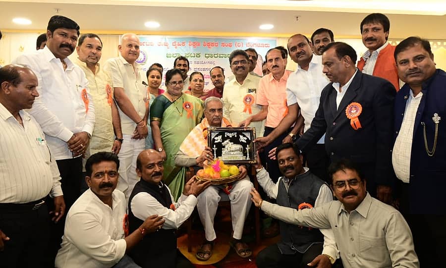 ರಾಜ್ಯ ದೈಹಿಕ ಶಿಕ್ಷಣ ಶಿಕ್ಷಕರ ಸಂಘ ಹುಬ್ಬಳ್ಳಿಯಲ್ಲಿ ಭಾನುವಾರ ಹಮ್ಮಿಕೊಂಡಿದ್ದ ಕಾರ್ಯಕ್ರಮದಲ್ಲಿ ವಿಧಾನಪರಿಷತ್‌ ಸಭಾಪತಿ ಬಸವರಾಜ ಹೊರಟ್ಟಿ ಅವರನ್ನು ಸನ್ಮಾನಿಸಲಾಯಿತು