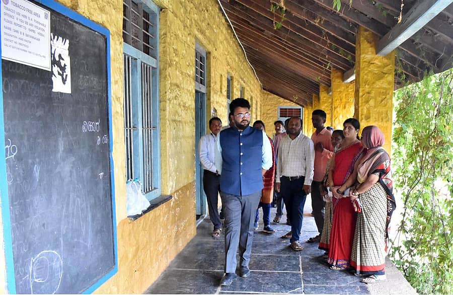 ಹುಕ್ಕೇರಿ ತಾಲ್ಲೂಕಿನ ಹೆಬ್ಬಾಳ ಗ್ರಾಮದ ಶಾಲೆಯ ಮತಗಟ್ಟೆಯನ್ನು ಜಿಲ್ಲಾ ಪಂಚಾಯಿತಿ ಸಿಇಒ ರಾಹುಲ್ ಶಿಂಧೆ ಶನಿವಾರ ವೀಕ್ಷಿಸಿದರು