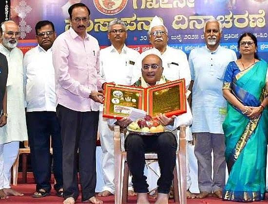<div class="paragraphs"><p>ಧಾರವಾಡದಲ್ಲಿ ನಡೆದ ಕರ್ನಾಟಕ ವಿದ್ಯಾವರ್ಧಕ ಸಂಘದ ಸಂಸ್ಥಾಪನಾ ದಿನಾಚರಣೆಯಲ್ಲಿ ‘ಗೆಳೆಯರ ಬಳಗ’ಕ್ಕೆ ಸಂದ ‘ಸಿರಿಗನ್ನಡಂ ಗೆಲ್ಗೆ ರಾ.ಹ.ದೇಶಪಾಂಡೆ ಪ್ರಶಸ್ತಿ’ ಅನ್ನು ಬಳಗದ ಅಧ್ಯಕ್ಷ ಸುದೀಪ ಪಂಡಿತ ಸ್ವೀಕರಿಸಿದರು.&nbsp;&nbsp;</p></div>