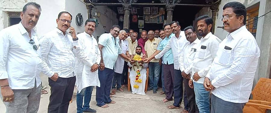 ಮುದ್ದೇಬಿಹಾಳದ ಹೊಸಮಠದ ಜವಾಬ್ದಾರಿ ವಹಿಸಿಕೊಳ್ಳುವಂತೆ ತಾಲ್ಲೂಕಿನ ಭಕ್ತರು ಹುನಗುಂದ ಗಚ್ಚಿನಮಠದ ಅಮರೇಶ್ವರ ದೇವರು ಸ್ವಾಮೀಜಿ ಅವರನ್ನು ಭಾನುವಾರ ಭೇಟಿಯಾಗಿ ಆಹ್ವಾನಿಸಿದರು