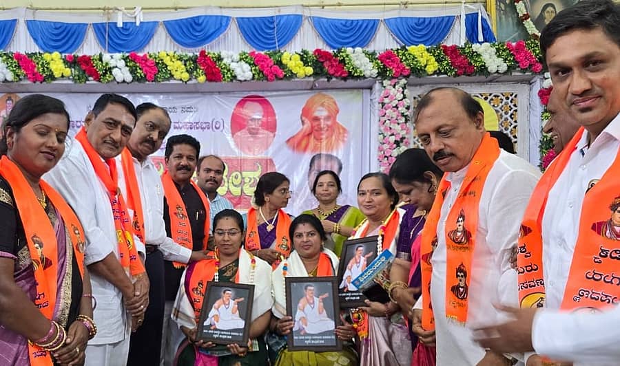 ಚಳ್ಳಕೆರೆಯ ವೀರಶೈವ ಕಲ್ಯಾಣ ಮಂಟಪದಲ್ಲಿ ಭಾನುವಾರ ನಡೆದ ವೀರಶೈವ ಲಿಂಗಾಯತ ತಾಲ್ಲೂಕು ಸಮಾವೇಶದಲ್ಲಿ ನಗರಸಭೆ ಅಧ್ಯಕ್ಷೆ ಶಿಲ್ಪಾ ಮತ್ತು ಉಪಾಧ್ಯಕ್ಷೆ ಕವಿತಾ ಅವರನ್ನು ಶಾಸಕ ಟಿ. ರಘುಮೂರ್ತಿ ಗೌರವಿಸಿದರು