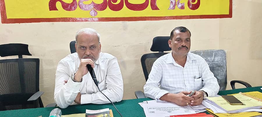 ಚಿಂಚೋಳಿಯ ತಾಲ್ಲೂಕು ಪಂಚಾಯಿತಿ ಸಭಾಂಗಣದಲ್ಲಿ ಶನಿವಾರ ನಡೆದ ಸಾಮಾನ್ಯ ಸಭೆಯಲ್ಲಿ ತಾ.ಪಂ. ಆಡಳಿತಾಧಿಕಾರಿಗಳಾದ ಕೃಷಿ ಇಲಾಖೆ ಜಂಟಿ ನಿರ್ದೆಶಕ ಸಮದ್ ಪಟೇಲ್ ವಿವಿಧ ಇಲಾಖೆಗಳ ಪ್ರಗತಿಪರಿಶೀಲಿಸಿ ಮಾತನಾಡಿದರು