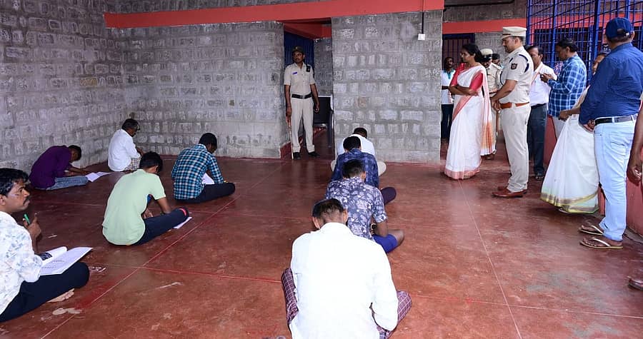 ಮಂಡ್ಯ ನಗರದ ಜಿಲ್ಲಾ ಕಾರಾಗೃಹಕ್ಕೆ ಭೇಟಿ ನೀಡಿದ ಜಿಲ್ಲಾ ಪಂಚಾಯಿತಿ ಸಿಇಒ ಕೆ.ಆರ್‌.ನಂದಿನಿ ಅವರು ‘ಕಲಿಕೆಯಿಂದ ಬದಲಾವಣೆ’ ಸಾಕ್ಷರತಾ ಕಾರ್ಯಕ್ರಮದಡಿ 40 ಕೈದಿಗಳು ಕಾರಾಗೃಹ ಕೇಂದ್ರದಲ್ಲಿ ಬರೆಯುತ್ತಿದ್ದ ಸಾಕ್ಷರತಾ ಪರೀಕ್ಷೆ ವೀಕ್ಷಿಸಿದರು
