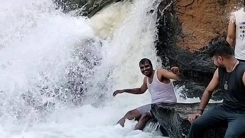 ಬೆಂಗಳೂರಿನ ನಾಗರಬಾವಿಯ ರಮೇಶ್, ಜಲಪಾತ ಸಮೀಪದ ಕಲ್ಲುಬಂಡೆ ಮೇಲೆ ಕೂತಿರುವುದು