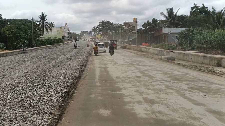 ಹೊಸಪೇಟೆ ಮುಖ್ಯರಸ್ತೆಯ ಅಗಲೀಕರಣ ಕಾಮಗಾರಿ ತಾತ್ಕಾಲಿಕವಾಗಿ ನಿಂತಿರುವುದು