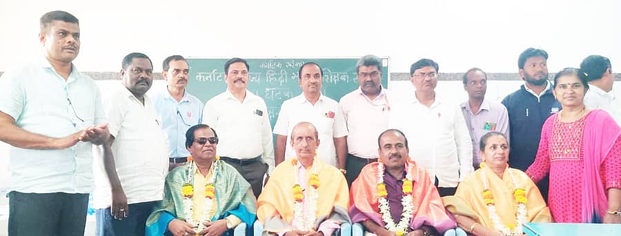 ಗದಗ ನಗರದ ಮಹಾವೀರ ಜೈನ್ ಪ್ರೌಢಶಾಲೆಯಲ್ಲಿ ರಾಜ್ಯ ಪ್ರೌಢಶಾಲಾ ಹಿಂದಿ ಭಾಷಾ ಶಿಕ್ಷಕರ ಜಿಲ್ಲಾ ಘಟಕದಿಂದ ನಡೆದ  ಜಿಲ್ಲಾಮಟ್ಟದ ಹಿಂದಿ ಭಾಷಾ ಶಿಕ್ಷಕರ ಸಮಾಲೋಚನಾ ಕಾರ್ಯಕ್ರಮದಲ್ಲಿ ರಾಜ್ಯಮಟ್ಟದ ಹಿಂದಿ ಶಿಕ್ಷಕ ರತ್ನ ಪ್ರಶಸ್ತಿ ಪಡೆದ ಶಿಕ್ಷಕರಿಗೆ ಹಾಗೂ ಸೇವಾ ನಿವೃತ್ತಿ ಹೊಂದಿದ ಶಿಕ್ಷಕರಿಗೆ ಸನ್ಮಾನಿಸಲಾಯಿತು