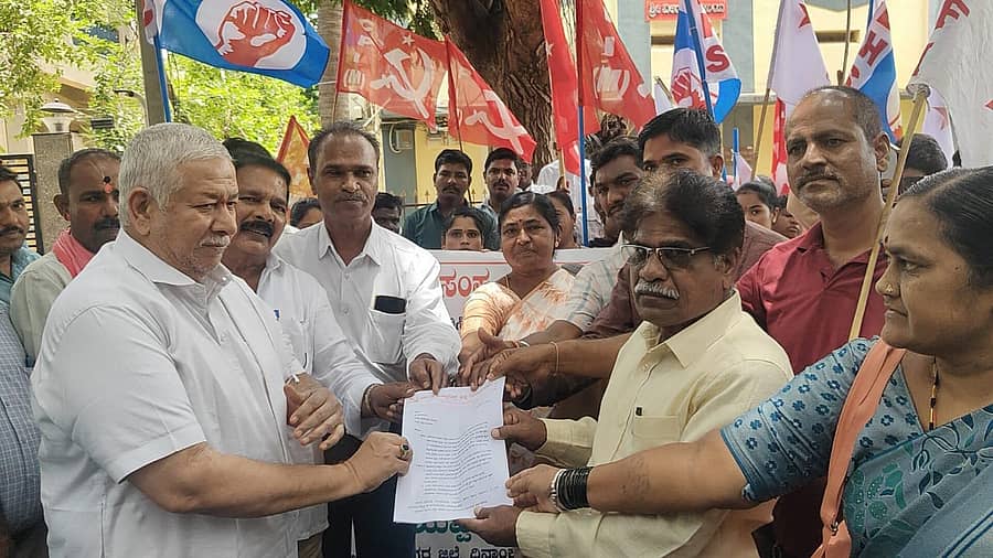 ಹಣ ವಂಚನೆ ಪ್ರಕರಣವನ್ನು ಸಿಬಿಐಗೆ ವಹಿಸಬೇಕೆಂದು ಆಗ್ರಹಿಸಿ ಭಾನುವಾರ ಹೊಸಪೇಟೆಯಲ್ಲಿ ಶಾಸಕ ಎಚ್.ಆರ್‌.ಗವಿಯಪ್ಪ ಅವರಿಗೆ ಮನವಿ ಸಲ್ಲಿಸಲಾಯಿತು