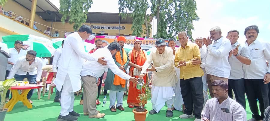 ರೋಣ ಪಟ್ಟಣದ ಅಂಜುಮನ್ ಪ್ರೌಢಶಾಲೆ ಆವರಣದಲ್ಲಿ ಬಾವಾಸಾಬ್ ಬೆಟಗೇರಿ ಜನ್ಮದಿನದ ಅಂಗವಾಗಿ ನಡೆದ ಉಚಿತ ಆರೋಗ್ಯ ತಪಾಸಣೆ ಶಿಬಿರವನ್ನು ಶಾಸಕ ಜಿ.ಎಸ್.ಪಾಟೀಲ ಉದ್ಘಾಟಿಸಿದರು