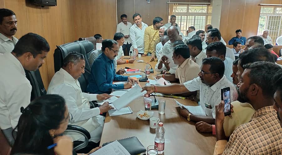ದೇವನಹಳ್ಳಿಯ ತಾಲ್ಲೂಕು ಪಂಚಾಯಿತಿ ಸಭಾಂಗಣದಲ್ಲಿ ನಡೆದ ಸಾರ್ವಜನಿಕ ಕುಂದು ಕೊರತೆ ಸಭೆಯಲ್ಲಿ ಜಿಲ್ಲಾ ಉಸ್ತುವಾರಿ ಸಚಿವ ಕೆ.ಎಚ್‌.ಮುನಿಯಪ್ಪ ಅವರು ಸಾರ್ವಜನಿಕರು ಅಹವಾಲು ಆಲಿಸಿದರು