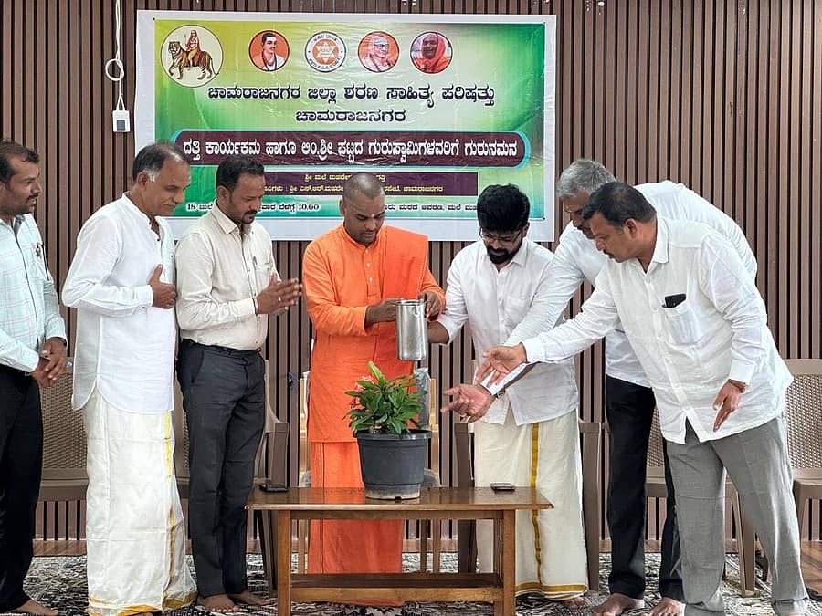 ಜಿಲ್ಲಾ ಶರಣ ಸಾಹಿತ್ಯ ಪರಿಷತ್ತಿನಿಂದ ಮಲೆ ಮಹದೇಶ್ವರಬೆಟ್ಟದ ಸಾಲೂರು ಮಠ ಆವರಣದಲ್ಲಿ ಈಚೆಗೆ ಆಯೋಜಿಸಿದ್ದ ಮಲೆ ಮಹದೇಶ್ವರ ದತ್ತಿ ಹಾಗೂ ಗುರುವಂದನಾ ಕಾರ್ಯಕ್ರಮವನ್ನು ಮಲೆ ಮಹದೇಶ್ವರಬೆಟ್ಟ ಅಭಿವೃದ್ಧಿ ಪ್ರಾಧಿಕಾರದ ಕಾರ್ಯದರ್ಶಿ ಎ.ಇ.ರಘು ಉದ್ಘಾಟಿಸಿದರು