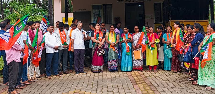 ಕೊಪ್ಪ ತಾಲ್ಲೂಕಿನ ಹರಂದೂರು ಗ್ರಾಮ ಪಂಚಾಯಿತಿ ಎದುರು ನಡೆದ ಬಿಜೆಪಿ ಪ್ರತಿಭಟನೆಯಲ್ಲಿ ಮಾಜಿ ಶಾಸಕ ಡಿ.ಎನ್.ಜೀವರಾಜ್ ಮಾತನಾಡಿದರು. ಮಂಡಲ ಬಿಜೆಪಿ ಅಧ್ಯಕ್ಷ ದಿನೇಶ್ ಹೊಸೂರು ಭಾಗವಹಿಸಿದ್ದರು