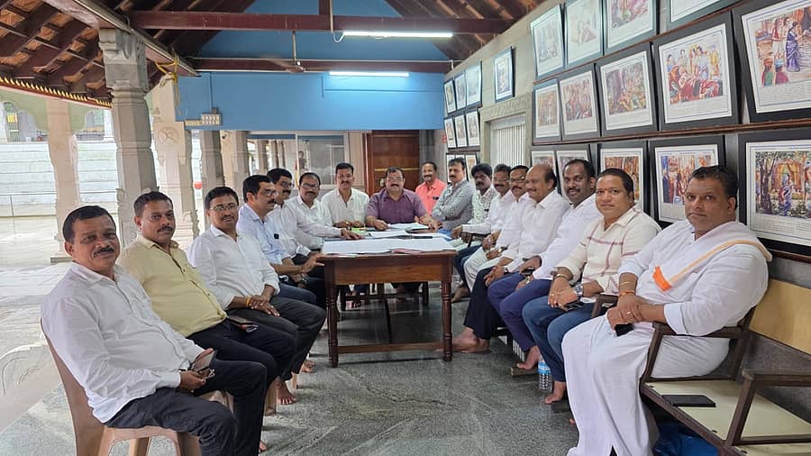 ದೇಯಿ ಬೈದ್ಯೆತಿ ಕೋಟಿ ಚೆನ್ನಯ ಮೂಲಸ್ಥಾನ ಅಭಿವೃದ್ಧಿ ಚಾರಿಟಬಲ್ ಟ್ರಸ್ಟ್ ಸಭೆ ಮಂಗಳೂರಿನ ಕಂಕನಾಡಿ ಬ್ರಹ್ಮ ಬೈದರ್ಕಳ ಗರಡಿಯಲ್ಲಿ ಟ್ರಸ್ಟ್ ಅಧ್ಯಕ್ಷ ಸಂಜೀವ ಪೂಜಾರಿ ಬಿರ್ವ ಅಧ್ಯಕ್ಷತೆಯಲ್ಲಿ ನಡೆಯಿತು