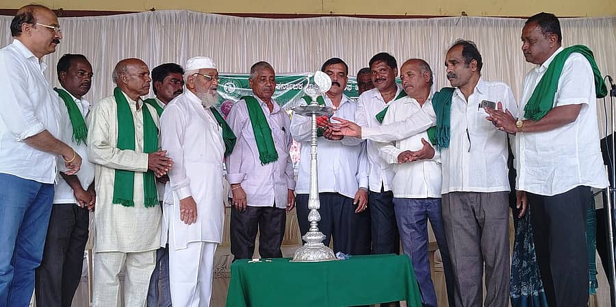 ಹಾನಗಲ್ನಲ್ಲಿ ಸೋಮವಾರ ನರಗುಂದ ಬಂಡಾಯದ ರೈತ ಹುತಾತ್ಮ ದಿನಾಚರಣೆಯ ಹಾವೇರಿ ಜಿಲ್ಲಾ ಮಟ್ಟದ ಕಾರ್ಯಕ್ರಮವನ್ನು ರೈತ ಸಂಘದ ಜಿಲ್ಲಾ ಘಟಕದ ಅಧ್ಯಕ್ಷ ರಾಮಣ್ಣ ಕೆಂಚಳ್ಳೇರ ಉದ್ಘಾಟಿಸಿದರು. ಜಿಲ್ಲೆಯ ರೈತ ಪ್ರಮುಖರು ಭಾಗವಹಿಸಿದ್ದರು