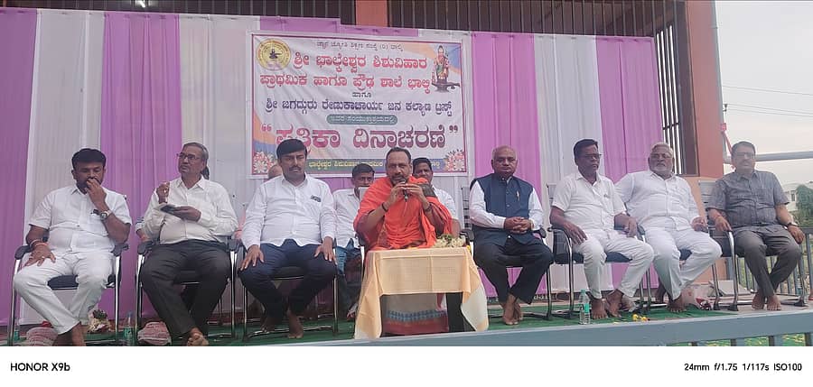 ಭಾಲ್ಕಿಯ ಭಾಲ್ಕೇಶ್ವರ ಹಿರಿಯ ಪ್ರಾಥಮಿಕ ಮತ್ತು ಪ್ರೌಢ ಶಾಲೆಯಲ್ಲಿ ಏರ್ಪಡಿಸಿದ್ದ ಪತ್ರಕರ್ತರ ದಿನಾಚರಣೆ ಕಾರ್ಯಕ್ರಮದಲ್ಲಿ ಮೆಹಕರ್, ತಡೋಳಾದ ರಾಜೇಶ್ವರ ಶಿವಾಚಾರ್ಯರು ಮಾತನಾಡಿದರು