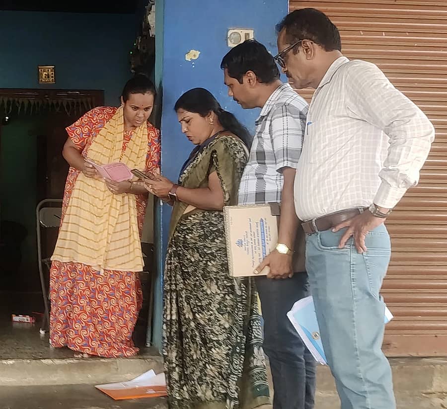 <div class="paragraphs"><p> ಒಳ ಮೀಸಲಾತಿಗೆ ಸಂಬಂಧಿಸಿದಂತೆ ಪರಿಶಿಷ್ಟರ ಮನೆಗೆ ಭೇಟಿ ನೀಡಿ ಸಮೀಕ್ಷೆ ನಡೆಸಿದ ಶಿಕ್ಷಕರು</p></div>
