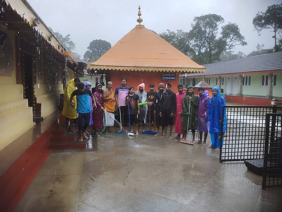ಭಾಗಮಂಡಲದ ಗಜಾನನ ಯುವಕ ಸಂಘದ ಸದಸ್ಯರು ಸೋಮವಾರ ಭಗಂಡೇಶ್ವರ ದೇವಾಲಯದ ಆವರಣವನ್ನು ಶುಚಿಗೊಳಿಸಿದರು