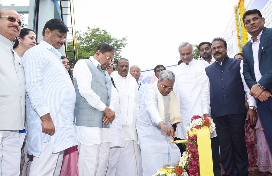 ಪಾವಗಡದಲ್ಲಿ ಸೋಮವಾರ ತುಂಗಾಭದ್ರಾ ಯೋಜನೆಯಿಂದ ಕುಡಿಯುವ ನೀರು ಪೂರೈಸುವ ಕಾರ್ಯಕ್ಕೆ ಮುಖ್ಯಮಂತ್ರಿ ಸಿದ್ದರಾಮಯ್ಯ ನಲ್ಲಿಯಲ್ಲಿ ನೀರು ಹರಿಸುವ ಮೂಲಕ ಚಾಲನೆ ನೀಡಿದರು. ದೆಹಲಿ ವಿಶೇಷ ಪ್ರತಿನಿಧಿ ಟಿ.ಬಿ.ಜಯಚಂದ್ರ, ಸಚಿವರಾದ ಎಚ್.ಸಿ.ಮಹದೇವಪ್ಪ, ಜಿ.ಪರಮೇಶ್ವರ, ಪ್ರಿಯಾಂಕ್ ಖರ್ಗೆ, ಶಾಸಕ ಎಚ್.ವಿ.ವೆಂಕಟೇಶ್, ಜಿ.ಪಂ ಸಿಇಒ ಜಿ.ಪ್ರಭು ಉಪಸ್ಥಿತರಿದ್ದರು