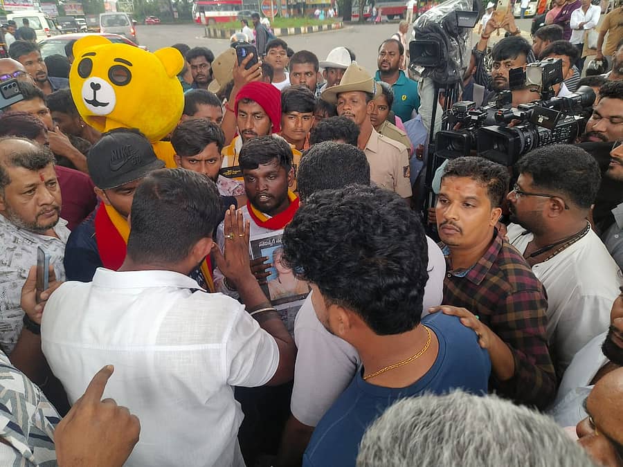 ಧರ್ಮಸ್ಥಳದಲ್ಲಿ ಪಾದಯಾತ್ರಿಗಳು ಹಾಗೂ ಗ್ರಾಮಸ್ಥರ ನಡುವೆ ಸೋಮವಾರ ಮಾತಿನ ಚಕಮಕಿ ನಡೆಯಿತು